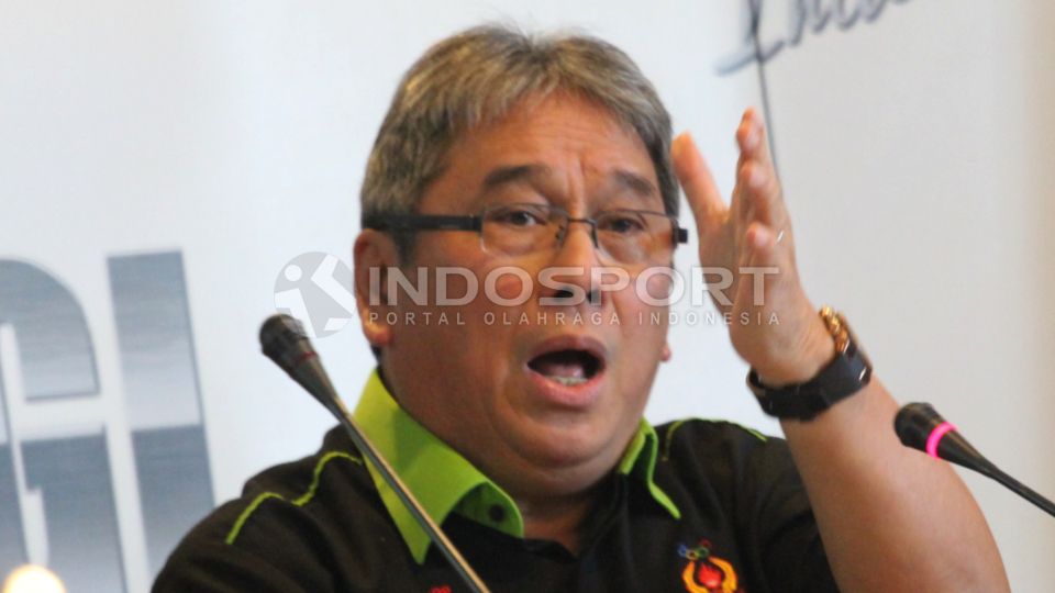 Waketum V Koni, Immanuel Robert Inkiriwang memberi keterangan pada presscon mengenai Logo Lima Ring Koni Pusat di Gedung Koni, Selasa (10/2/14). Copyright: &copy; Herry Ibrahim/INDOSPORT